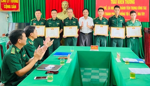 TP Huế thưởng nóng cho Đồn Biên phòng cửa khẩu Cảng Thuận An