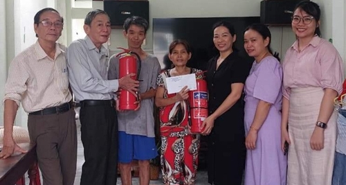 Trao 10 triệu đồng cho gia đình bị thiệt hại do hỏa hoạn tại phường Vỹ Dạ