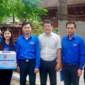 Bí thư Trung ương Đoàn Nguyễn Minh Triết thăm, tặng quà đội hình chiến sĩ tình nguyện Hoa phượng đỏ