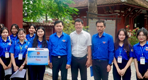Bí thư Trung ương Đoàn Nguyễn Minh Triết thăm, tặng quà đội hình chiến sĩ tình nguyện Hoa phượng đỏ