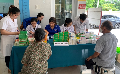 ​Khám, cấp thuốc miễn phí cho 150 người dân Quảng Điền