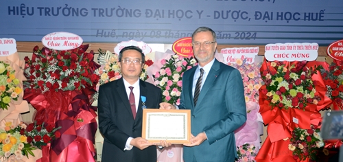 Trao tặng Huân chương Công trạng Quốc gia của Nhà nước Pháp cho GS TS Nguyễn Vũ Quốc Huy