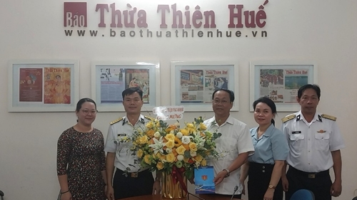 Chính ủy Trung đoàn 351 – Vùng 3 Hải Quân thăm, chúc mừng Báo Thừa Thiên Huế