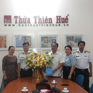 Chính ủy Trung đoàn 351 – Vùng 3 Hải Quân thăm, chúc mừng Báo Thừa Thiên Huế