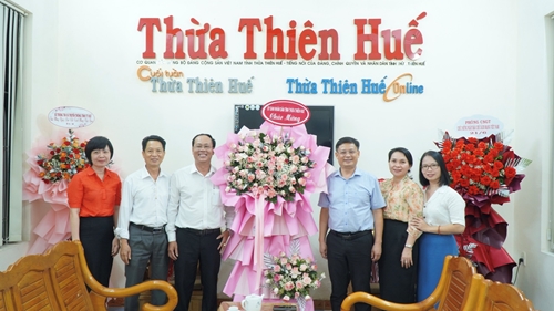 Phó Chủ tịch Thường trực UBND tỉnh Nguyễn Thanh Bình thăm, chúc mừng Báo Thừa Thiên Huế