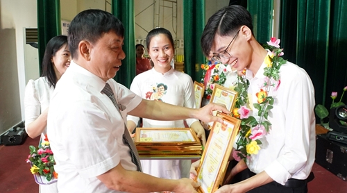 Phú Vang Tuyên dương giáo viên, học sinh đạt thành tích xuất sắc