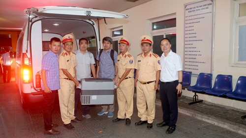 Đưa tạng hiến từ Phú Thọ ghép cho 2 bệnh nhân ở Huế