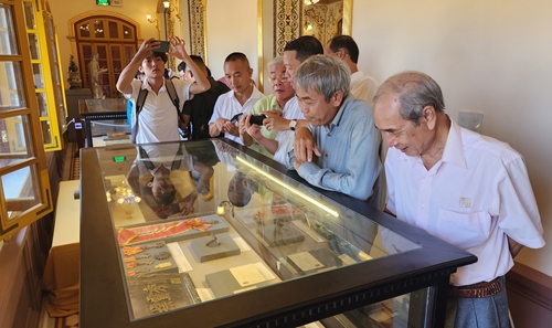 29 nhà sưu tập triển lãm cổ vật tại điện Kiến Trung