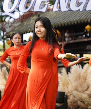 Truyền cảm hứng qua tà áo dài Việt