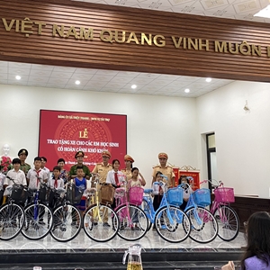 Trao “Nhà tình nghĩa” và tặng 50 chiếc xe đạp cho học sinh khó khăn