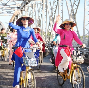 200 người mặc áo dài đạp xe vì môi trường và lan tỏa nét đẹp du lịch Huế