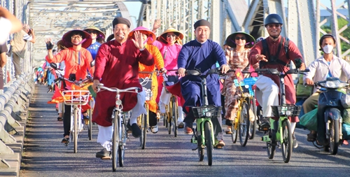 200 người mặc áo dài đạp xe vì môi trường và lan tỏa nét đẹp du lịch Huế