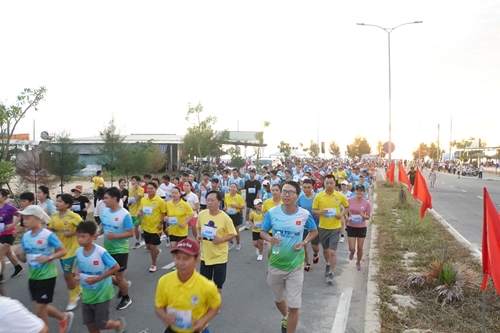 Hơn 1 000 vận động viên tham gia giải chạy vì cộng đồng