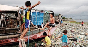 Philippines Đổi rác lấy gạo để làm sạch bãi biển