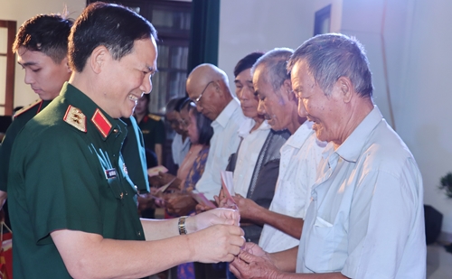 Trung tướng Phạm Trường Sơn thăm, tặng quà cho các gia đình chính sách