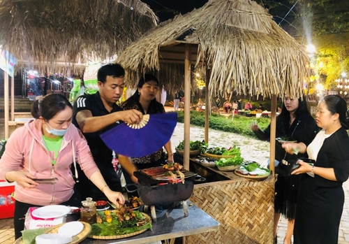 Night market “Thanh Toan tiled-roof bridge” officially to be held weekly