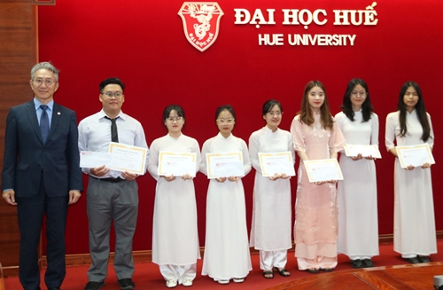 20 KEIDANREN and JCCI scholarships awarded to Hue University students