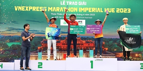 More than 1 1 billion VND awarded to runners of VnExpress Marathon Imperial Hue 2023