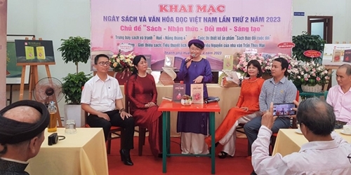 Tran Thuy Mai interacts with readers on her two sets of novels about the Nguyen dynasty