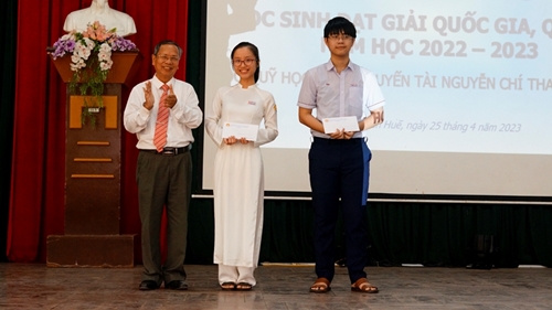 Awarding to students winning National Excellent Student Awards