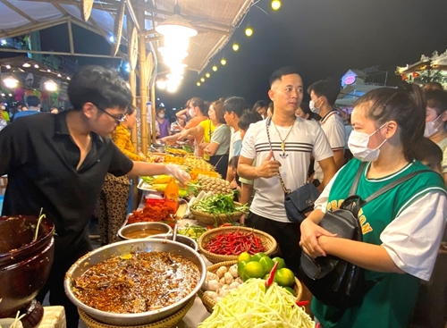 The culinary festival themed “The Quintessence of Noodle making craft” attracts 45,000 visitors
