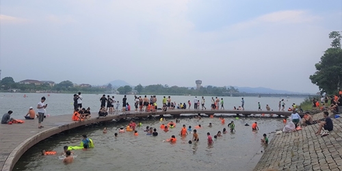 Escape from the heat on Huong River