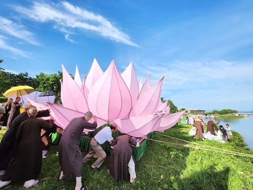 Seven lotus lanterns launched onto the Huong River to celebrate Buddha s birthday