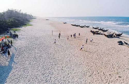 Beaches in Quang Dien attracting visitors