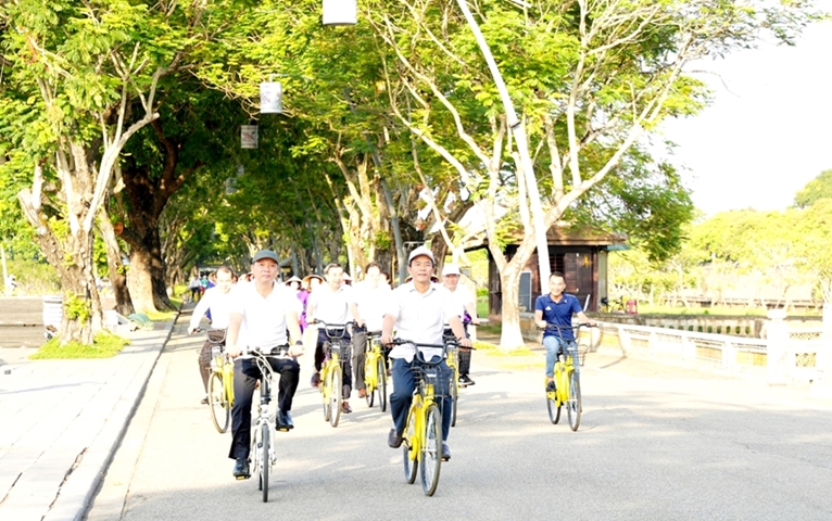 Hue City Cycling in response to World Bicycle Day and receiving sponsored bicycles for Hue Smart Bike Project