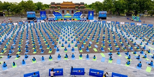 Over 1 000 people join International Day of Yoga in Hue