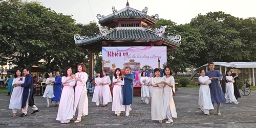 Dancing in Ao dai marks the end of the Hue Community Ao dai Week 2023
