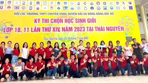 Students from Quoc Hoc Hue High school for the gifted win 28 medals and prizes
