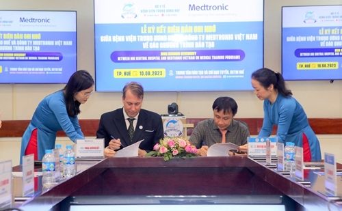Signing MOU with Medtronic Vietnam on training to improve skills for doctors