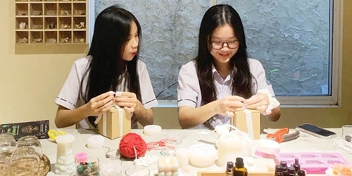 Young generation in Hue enjoying handicraft experiences
