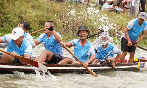 Thrilling boat racing event on Nhu Y river