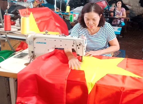 The story of a woman who sewed flags hung at Ky Dai Hue Hue flagpole