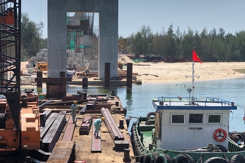 Construction of Thuan An sea-crossing bridge throughout the National Day holiday