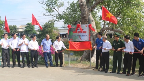Inaugurating “the National Flag Road” at Uncle Ho’s Memorial House