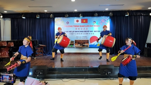 Okinawa art troupe has an exchange and performance at Hue Music Academy
