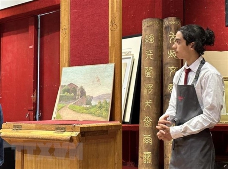 Auctioning 19 landscape paintings by Emperor Ham Nghi in France
