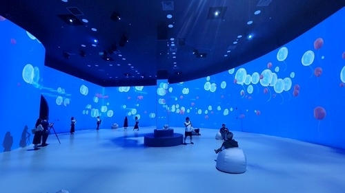 The Sốnglab digital art museum attracts visitors
