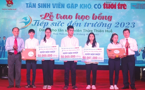 Awarding “Support to School” scholarships to 72 disadvantaged new students