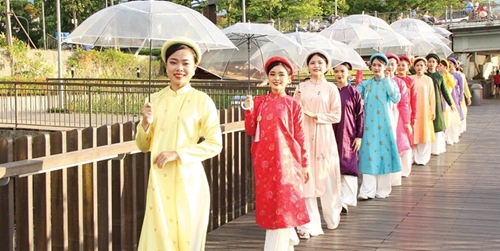 Ao Dai Vietnam and a view from the promotion of Hanbok
