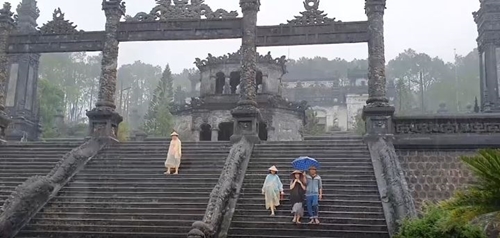 Hue tourism adapts to the weather