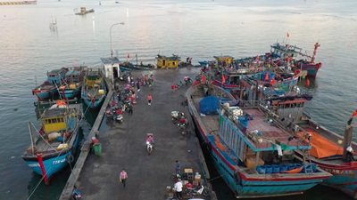 Thuan An fishing port at dawn