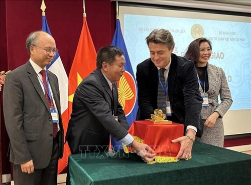 The transfer of the ‘Emperor’s Treasure’ golden seal from France to Vietnam