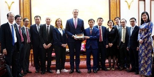 Provincial leader meets with French Ambassador to Vietnam
