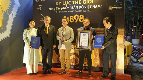 Awarding two records to the “Map of Vietnam made of bamboo toothpicks”