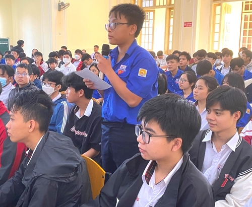 Dr Le Ba Khanh Trinh inspires students