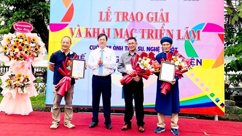 Opening the exhibition and award ceremony for the photo contest “Hue - The Friendly Land”
